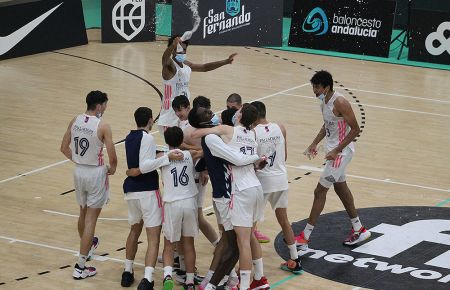 Los jugadores del Real Madrid celebran el título tras el pitido final. 