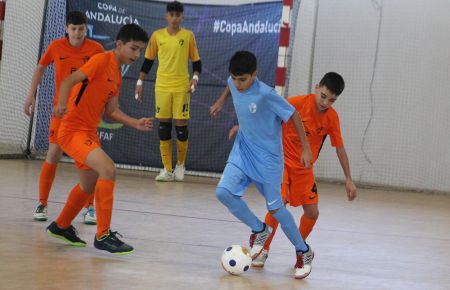 El sevillano Dani, hijo del que fuera delantero del CD San Fernando Sergio Berro, controla el balón ante tres jugadores de Córdoba. 