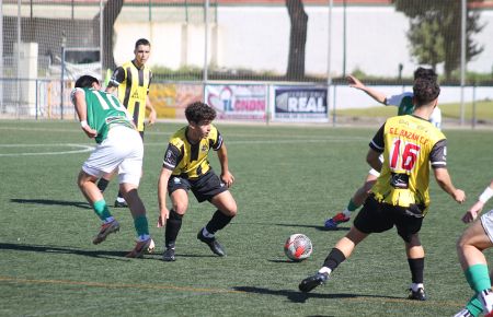 Diego López, del GE Bazán, se lleva el balón ante un jugador del Rota y ante la atenta mirada de su compañero Álex Granado. 
