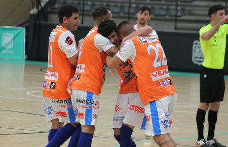 El juvenil Abraham Sánchez es felicitado tras marcar un golazo.