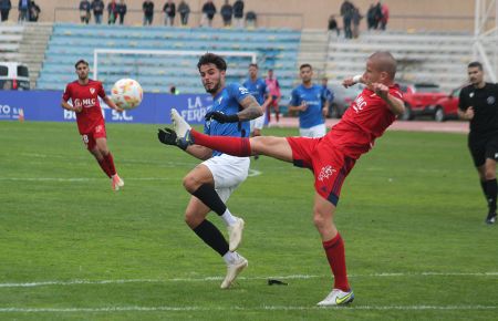 Lolo González despeja un balón ante Rubén del Campo. 