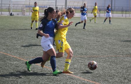 Andrea Aragón, del San Fernando CD femenino, intenta frenar a Desi Camacho, autora del gol del triunfo del Cádiz CF. 