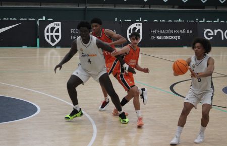 Mahamadou Landoure (dorsal 4) y el base belga Aaron Patrick Ona (8) llevaron al Real Madrid a la final del Campeonato de España. 