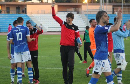David Valle festeja un triunfo del San Fernando CD. 