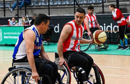 Antonio Benítez, decisivo de nuevo con 31 puntos, defiende a un jugador almeriense. 