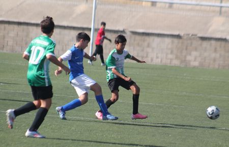 El infantil B del San Fernando CD remontó (5-2) tras el descanso ante el Pastora 1966, que al descanso ganaba 1-2 con goles de Raúl Marente (10) y Álvaro Maldonado, ambos en la foto. 