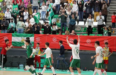 Pablo Cendán celebra el 4-2 de Andalucía con su afición. 