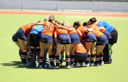El Club Hockey San Fernando, pese a la goleada sufrida en Pozuelo de Alarcón, ha logrado la permanencia en la División de Honor B a falta de una jornada. 