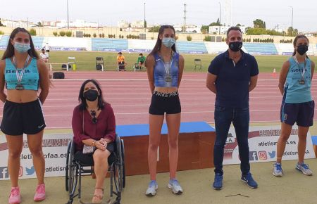 La isleña Martina Díaz, del club Chapín de Jerez, en el centro y junto a Francis Posada.