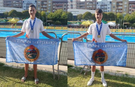 David Rodríguez y Joaquín Pavón, con la bandera del CN San Fernando. 