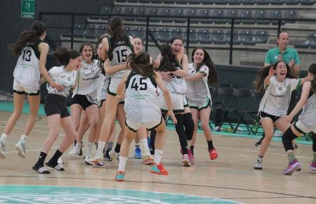 La explosión de alegría de las jugadoras del Cordobasket tras concretarse su triunfo y el pase a la final y también al Campeonato de España. 