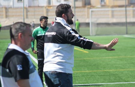 Abraham Dhivert dirige al San Fernando Atlético senior.