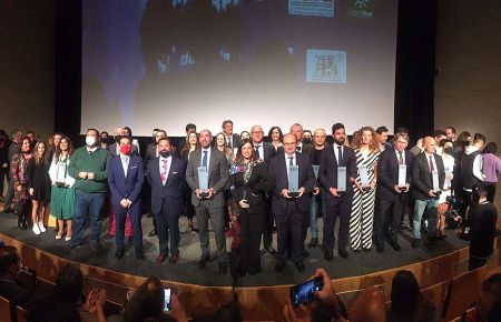 Todos los premiados en la Gala junto a las autoridades. 