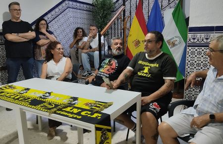 Julio Cordero, presidente del GE Bazán CF, y el entrenador Miguel Ángel Sánchez Reyes presidieron el acto de la toma de contacto con la plantilla. 