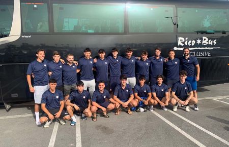 Los 18 jugadores del CH San Fernando posaron juntos antes de viajar con RICO BUS este jueves a San Sebastián y donde buscarán un hueco en la Fase Final de ascenso. 