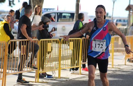 Carlos Sánchez Quevedo expresa su alegría al llegar a la meta. 