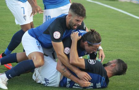 Carlos Blanco y Dani Aquino 'aplastan' a Dani Selma tras el 1-0. 