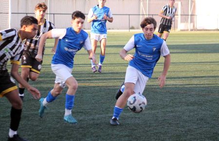 Juanma Rubio y Diego Delgado, del cadete A del San Fernando CD, inician un contragolpe en el partido con el Juanín y Diego de Córdoba.