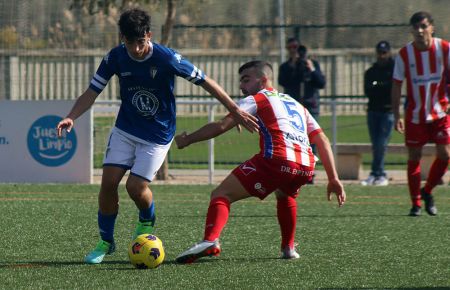 Antonio Márquez, del juvenil A del San Fernando CD, intenta marcharse de un defensa algecireño. 
