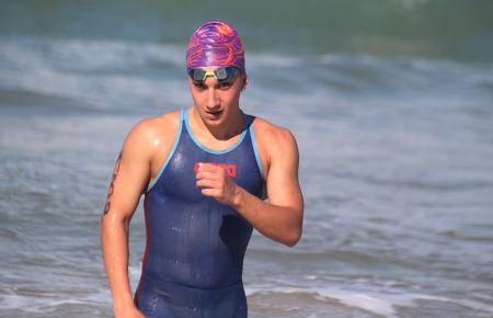 Yerai Amado sale del agua tras ganar en los 3000 metros. 