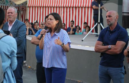 La alcaldesa Patricia Cavada se dirige a los aficionados en el acto que se celebró, finalmente, en el auditorium del parque. 