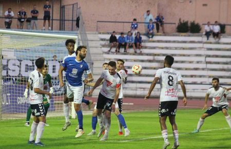 Germán, en la imagen en el partido de la primera vuelta ante el Antoniano en el estadio Bahía Sur, es baja por sanción para Lebrija.