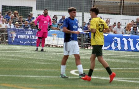 El juvenil Óscar Montesinos, que ya cumplió bien en su debut en Sanlúcar, será titular por las ausencias de cinco laterales. 