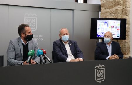 Francis Posada y Antonio Rojas junto al hermano mayor de la cofradía de Cristo Rey. 