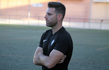 Ale Velázquez ha dado el salto al banquillo del filial del San Fernando CD, procedente del juvenil A de la Escuela Bahía.