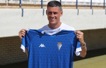 Juanmi Callejón seguirá luciendo la camiseta azulina. 