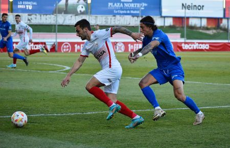 Manu Farrando comenzó de lateral y luego volvió al eje de la defensa. 