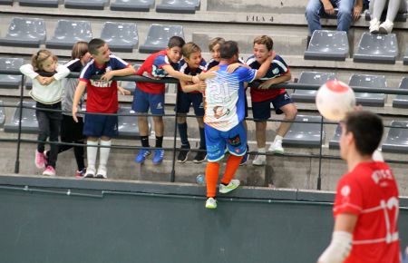 Tonono se subió a la grada para celebrar el gol del triunfo con su hijo y los jugadores de su equipo alevín. 