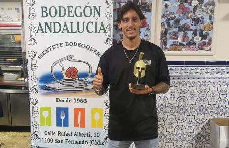 Manu Farrando muestra su satisfacción tras recibir el premio de la peña Palante. 