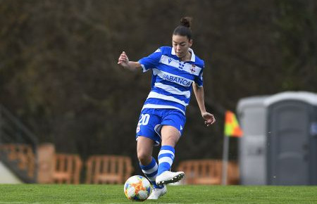 Noelia golpea el balón en un partido con el Depor. 