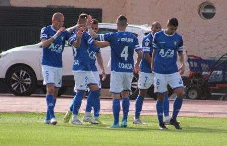 Lolo González, Francis Ferrón, Gabi Ramos, Amelibia, Biabiany y Raúl Palma celebran el primer gol que el ariete algecireño del San Fernando CD le marcó el domingo al Atlético Sanluqueño.