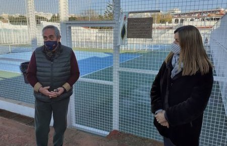 Javier Delgado, presidente del CNO, con la viuda y abajo la familia de Luis Espigado.