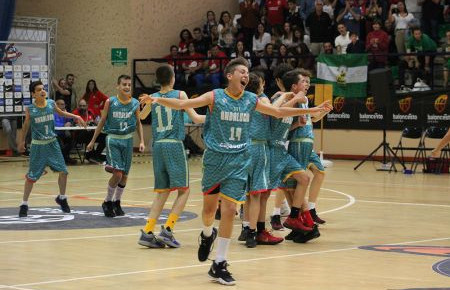 La selección andaluza masculina celebra el título conseguido ante Cataluña en 2019