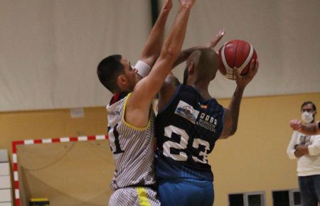 Manuel Ezomo es presionado por Blake Terry en la primera vuelta.