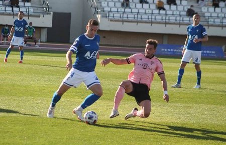 Juan Rodríguez golpea el balón ante la entrada del visitante Chumbi