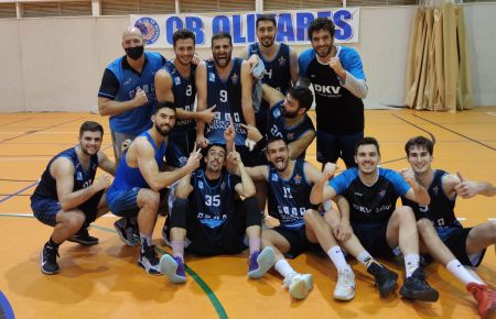 Los jugadores del Cimbis celebran el triunfo en Olivares. 