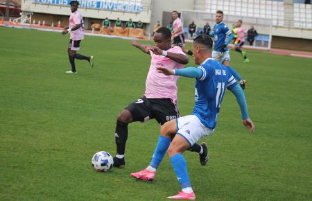 Hugo Rodríguez y Ekangamene en el partido de la primera vuelta en Bahía Sur.