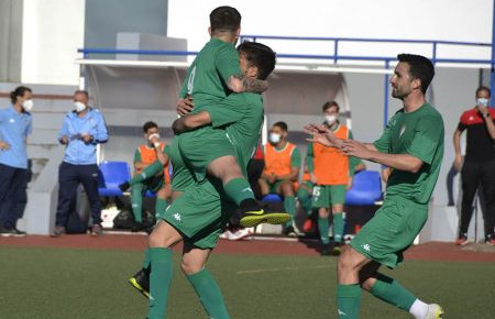 Luis García es felicitado tras marcar uno de sus dos goles
