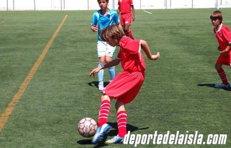 Bryan Gil, con el Sevilla FC alevín en mayo de 2013 en San Fernando.