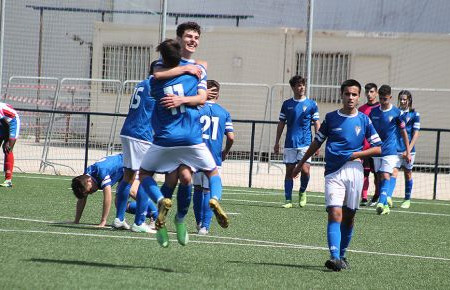 Los jugadores azulinos celebran el pase a la fase de ascenso.