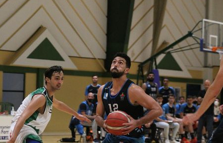 Josu Remesal entra a canasta ante Moi Jiménez y con el banquillo del Cimbis expectante.
