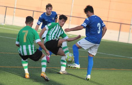El lateral Nacho López pugna con el ariete del Real Betis, Tellado.