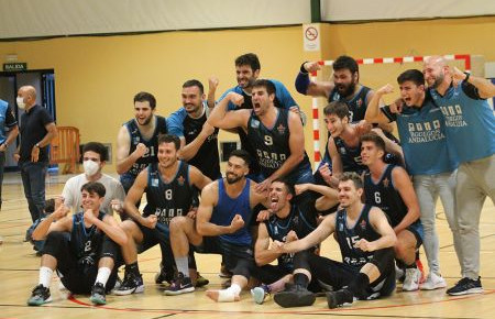 Los jugadores del Cimbis (y los ayudantes de Ángel Carmona) celebran el gran triunfo.