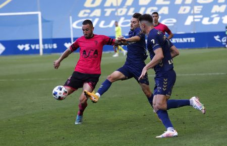 Jon Amelibia, que cometió un grave error en la jugada que significó el 2-1, despeja ante dos rivales