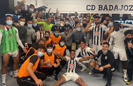 El Badajoz, con el ex-azulino Pablo Vázquez saludando militarmente, festejó por todo lo alto el pase al play off final por el ascenso.