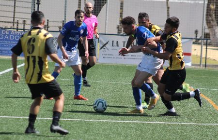 Álex Guerrero intenta frenar a un jugador del Chipiona.